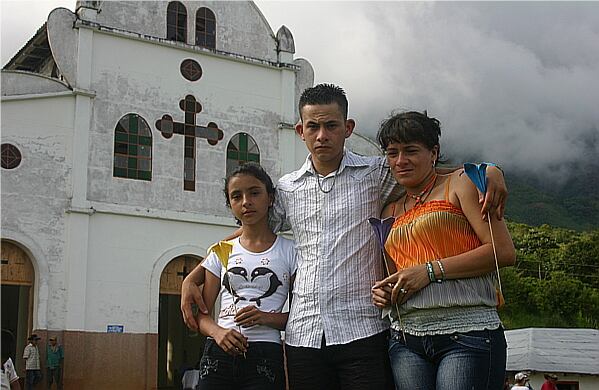 De izquierda a derecha: Eliana, Alex y Myladis. Doce años después, retornaron al pueblo donde nacieron, sembraron una flor en homenaje a los familiares que perdieron el día de la masacre y constataron que vivir allí es imposible.