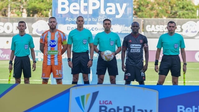 Árbitros y capitanes en los actos de protocolo del partido entre Envigado y América.