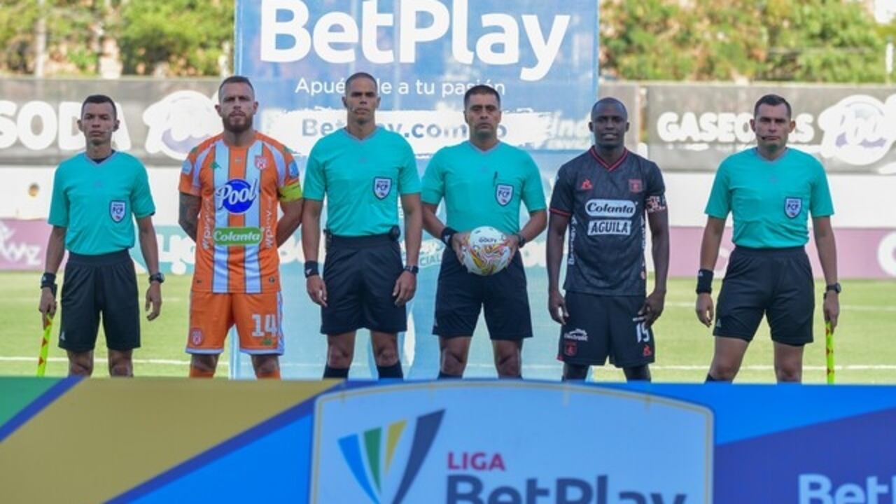 Árbitros y capitanes en los actos de protocolo del partido entre Envigado y América.