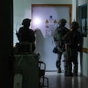 Esta fotografía publicada por el ejército israelí el 15 de noviembre de 2023 supuestamente muestra a soldados israelíes llevando a cabo operaciones dentro del hospital Al-Shifa en la ciudad de Gaza, en medio de continuas batallas entre Israel y el grupo militante palestino Hamás. /Foto Israeli Army / AFP)