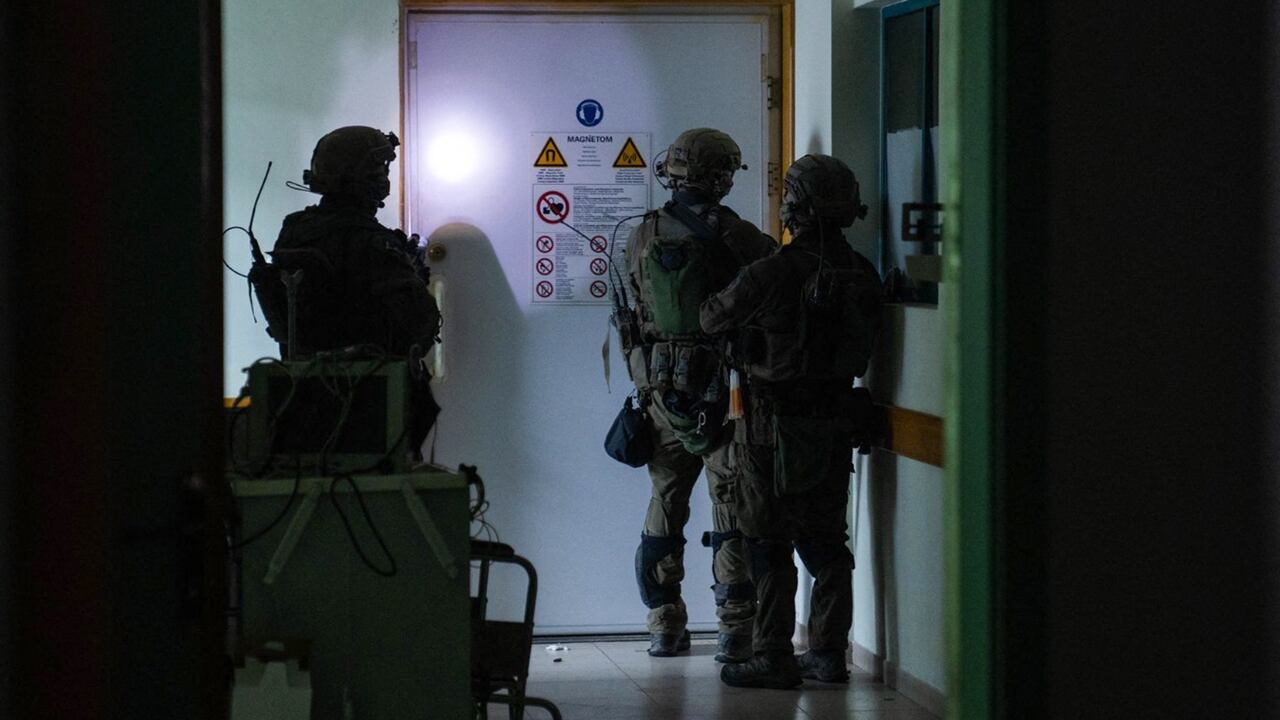 Esta fotografía publicada por el ejército israelí el 15 de noviembre de 2023 supuestamente muestra a soldados israelíes llevando a cabo operaciones dentro del hospital Al-Shifa en la ciudad de Gaza, en medio de continuas batallas entre Israel y el grupo militante palestino Hamás. /Foto Israeli Army / AFP)