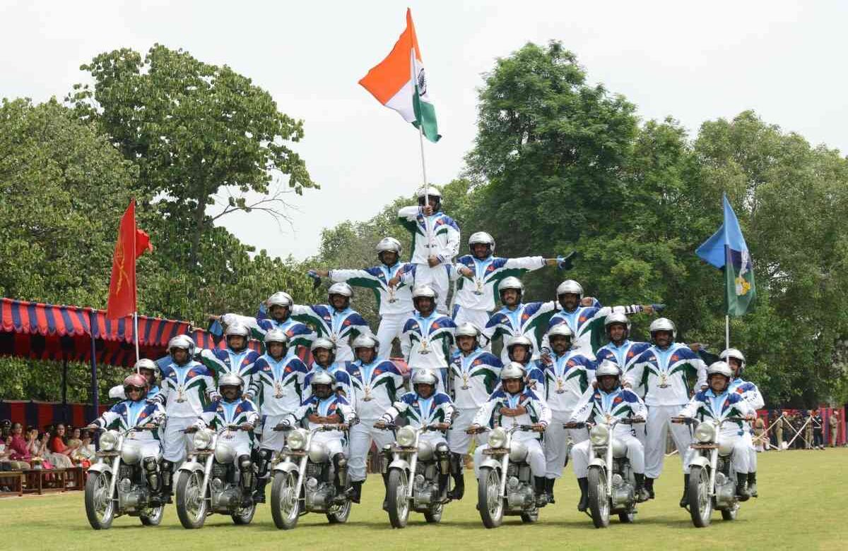 Soldados del ejército indio y miembros del Equipo Daredevils participan en una ceremonia para celebrar el Día de la Independencia del país, que marca el final del dominio colonial británico, en Amritsar, el 15 de agosto de 2019. (Foto por NARINDER NANU / AFP)