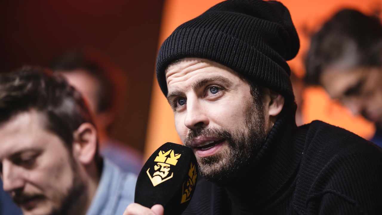 BARCELONA, SPAIN - JANUARY 15: Gerard Piqué, President of the Kings League, comments on the match live during the third day of the Kings League at Cupra Arena on January 15, 2023 in Barcelona, Spain. (Photo by Cesc Maymo/Getty Images)