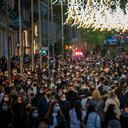 Varias personas que usan mascarillas para protegerse del coronavirus caminan en una calle en el centro de Barcelona, España, el lunes 7 de diciembre de 2020. El gobierno español está pidiendo a las personas que acaten voluntariamente las reglas de distanciamiento social y otras medidas durante las vacaciones de Navidad. El ministro de salud de ese país ha dicho que: "no podemos poner un oficial de policía en cada casa". Foto: Emilio Morenatti / AP