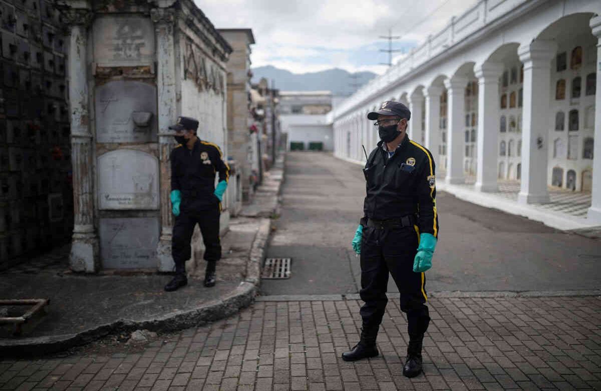 Los contenedores de 40 pies están siendo ubicados en los cementerios distritales que cuentan con hornos crematorios. Foto: Esteban Vega/SEMANA