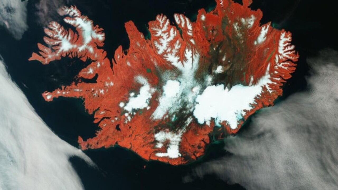 Insólita vista de Islandia sin nubes desde el espacio.