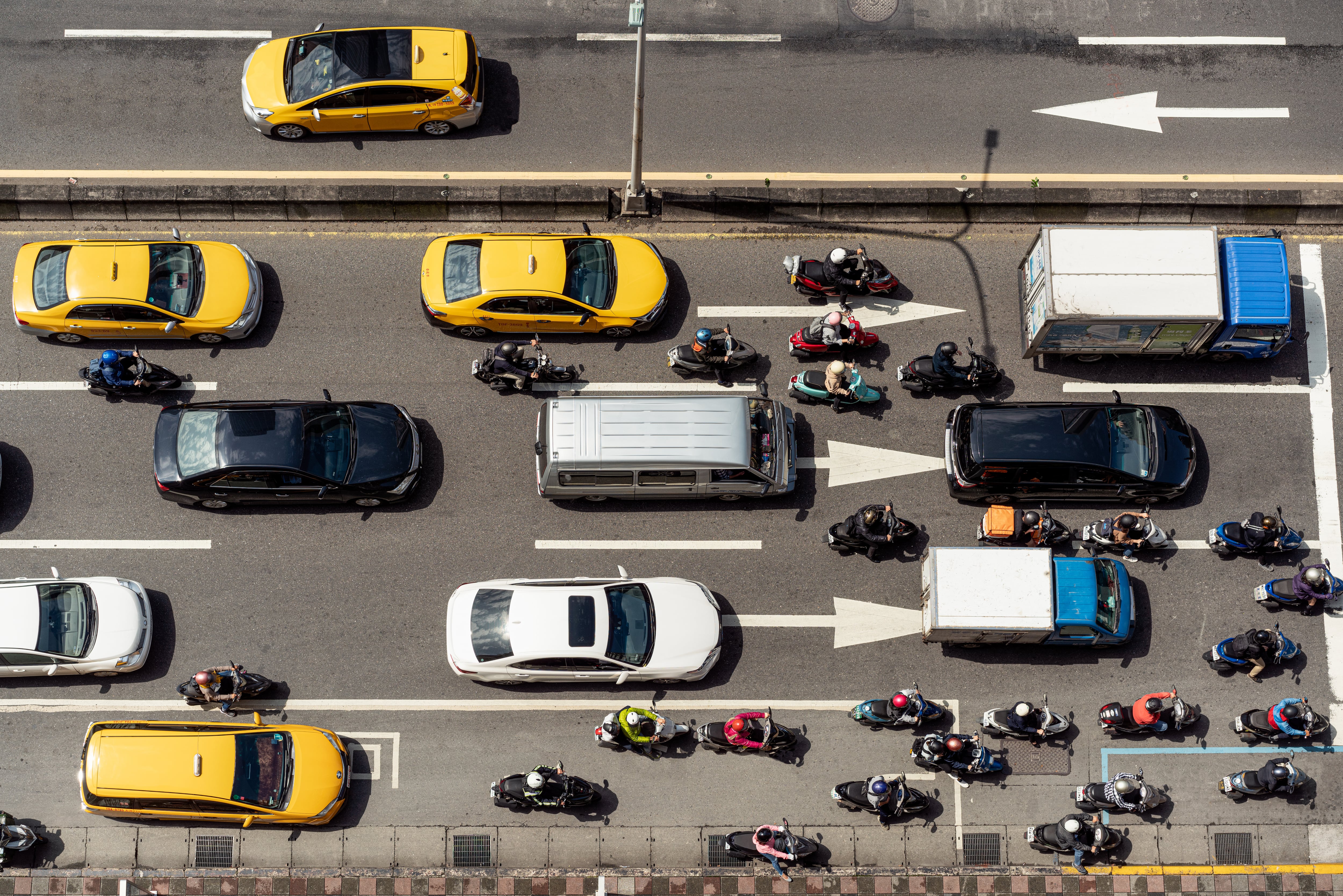 Los siete reglamentos técnicos para vehículos y motocicletas entrarán en vigencia entre agosto y octubre de 2027, según la nueva resolución del Ministerio de Transporte.