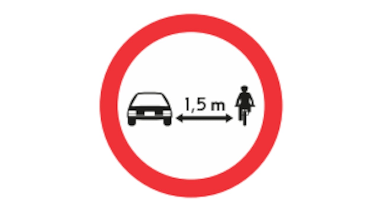 La señal R-59 advierte sobre la distancia que debe guardar un automoro con un ciclista; su ausencia no elimina esta medida.