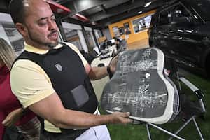 El experto en seguridad Christopher Eggeling muestra el interior de un chaleco antibalas en el taller de la empresa de seguridad Auto Express en Quito el 15 de agosto de 2023. Los propietarios de vehículos de alta gama pagan fortunas para protegerlos contra el narcotráfico y la violencia de las pandillas, en medio de un "boom" en La industria de la seguridad de Ecuador. (Foto por MARTÍN BERNETTI / AFP).