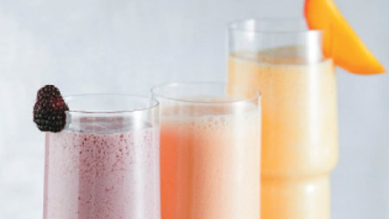 Los calambres pueden presentarse debido a un déficit de agua en el cuerpo, así como de nutrientes como el magnesio, potasio, calcio y sodio.