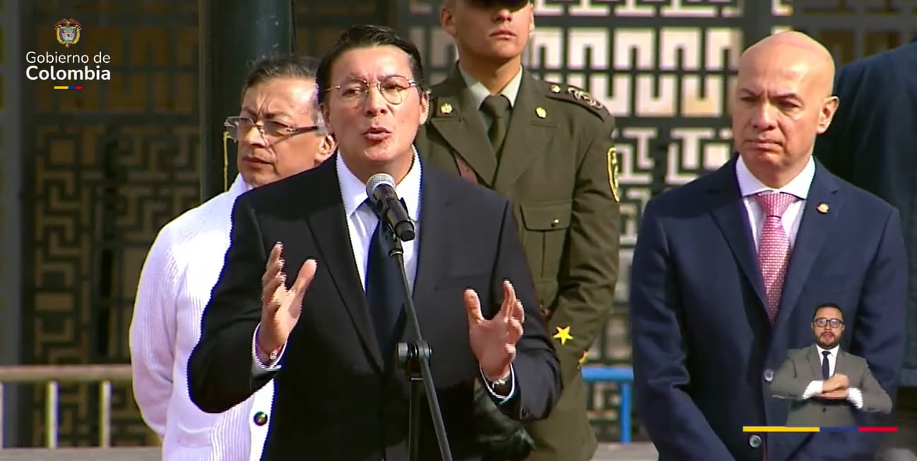 El registrador Hernán Penagos durante la apertura de la jornada electoral en la Plaza de Bolívar.