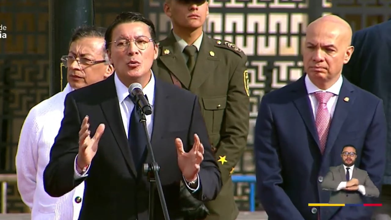 El registrador Hernán Penagos durante la apertura de la jornada electoral en la Plaza de Bolívar.