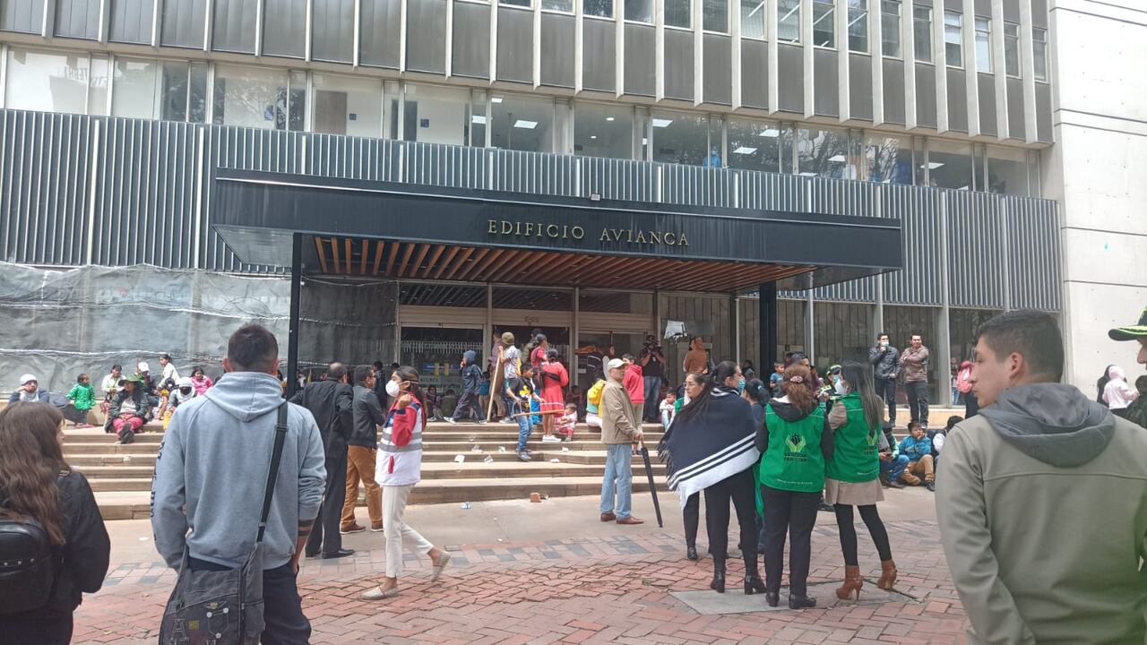 Indígenas asentados en La Rioja se tomaron el edificio Avianca en el centro de Bogotá.