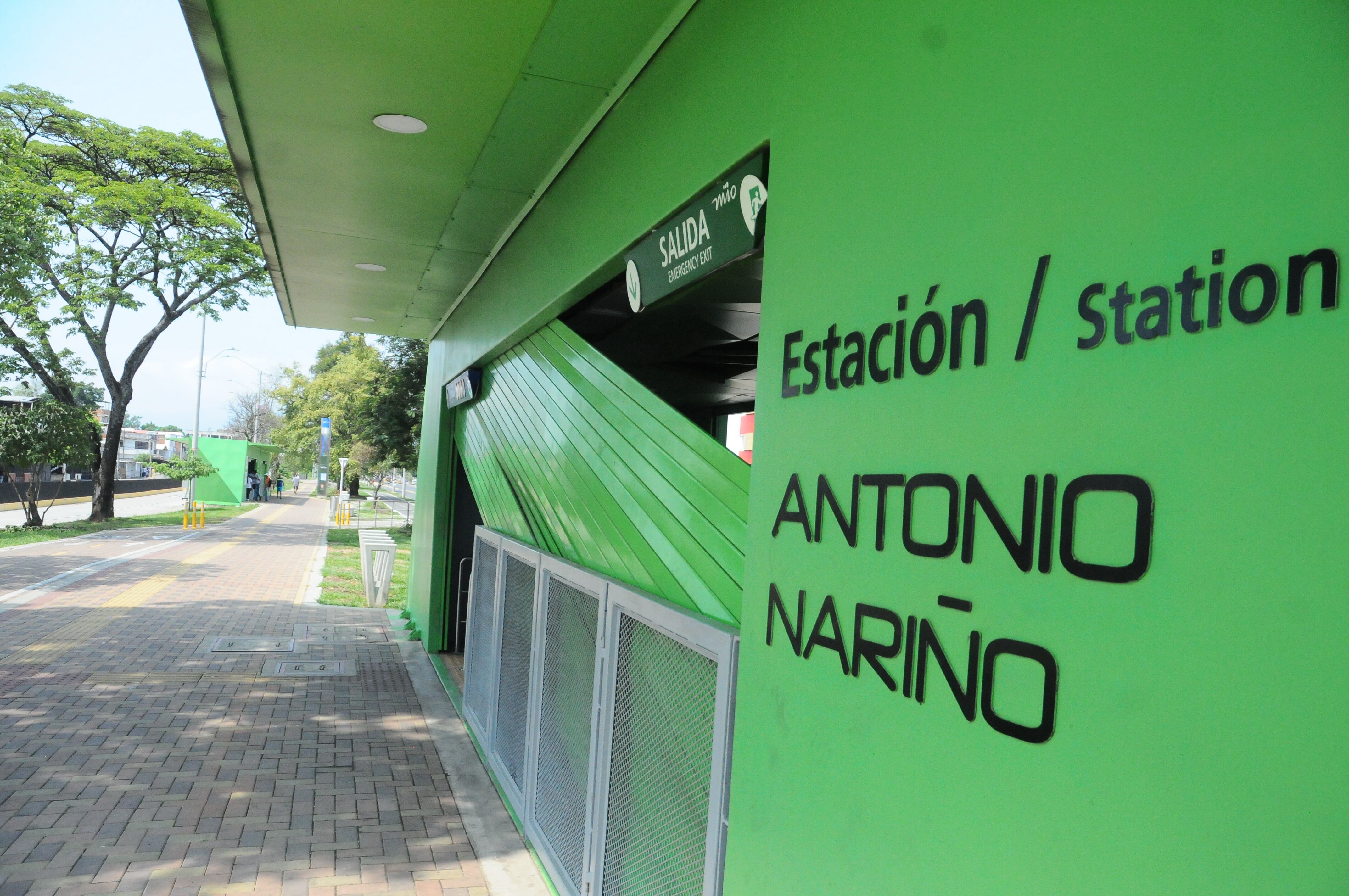 Cali: Con menos de 15 días de haberse inaugurado y puesto en funcionamiento, las estaciones del Mío en la Autopista sur oriental ya presentan daños estructurales  por vandalismo y malos materiales de obra. Foto José L Guzmán. EL País, oct 13-23
