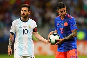 Lionel Messi de Argentina le entrega el balón a James Rodríguez de Colombia durante el partido del grupo B de la Copa América Brasil 2019 entre Argentina y Colombia en el Arena Fonte Nova el 15 de junio de 2019 en Salvador, Brasil. (Foto de Chris Brunskill/Fantasista/Getty Images)