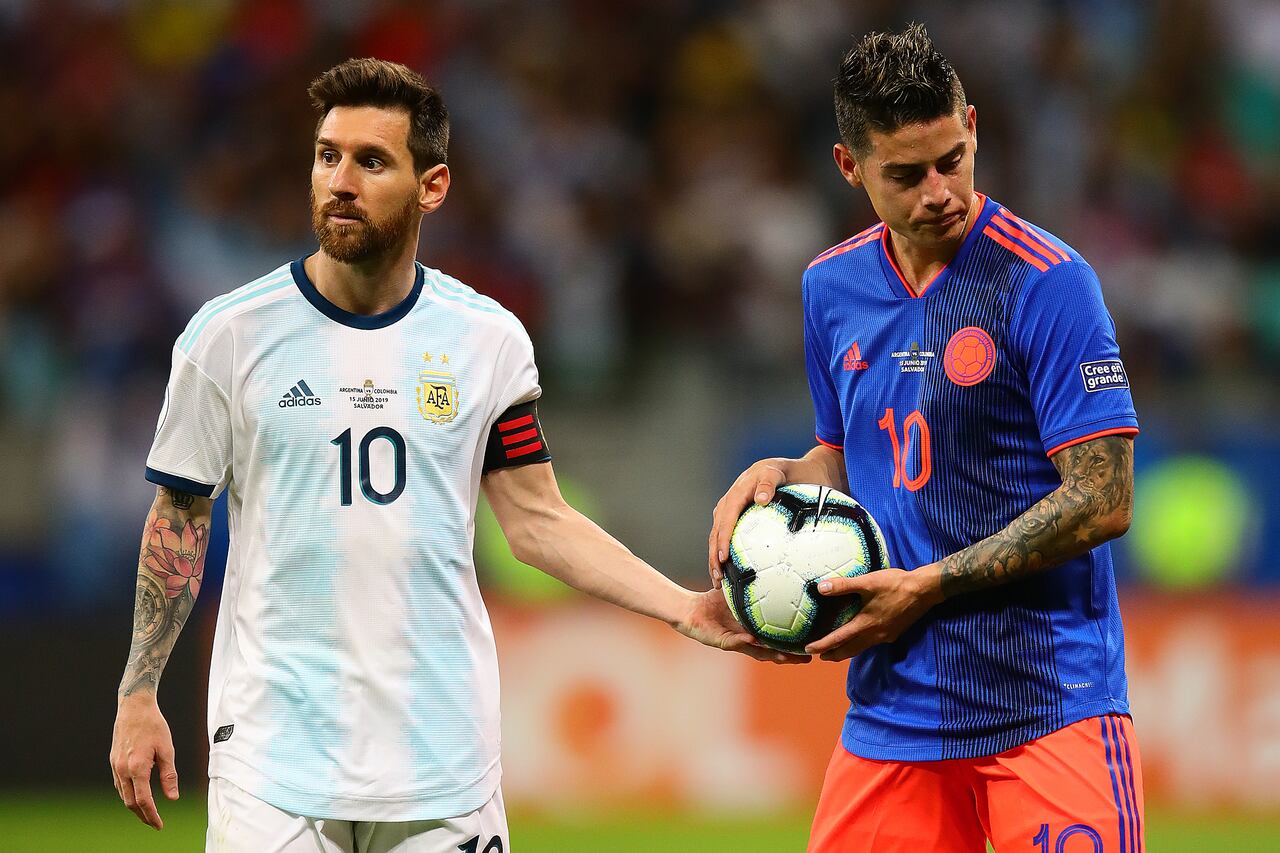 Lionel Messi de Argentina le entrega el balón a James Rodríguez de Colombia durante el partido del grupo B de la Copa América Brasil 2019 entre Argentina y Colombia en el Arena Fonte Nova el 15 de junio de 2019 en Salvador, Brasil. (Foto de Chris Brunskill/Fantasista/Getty Images)