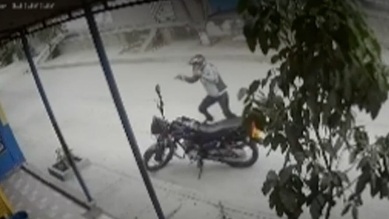 Un tendero en Santa Marta recibe a bala a dos motociclistas que, al parecer, pretendían robarlo.