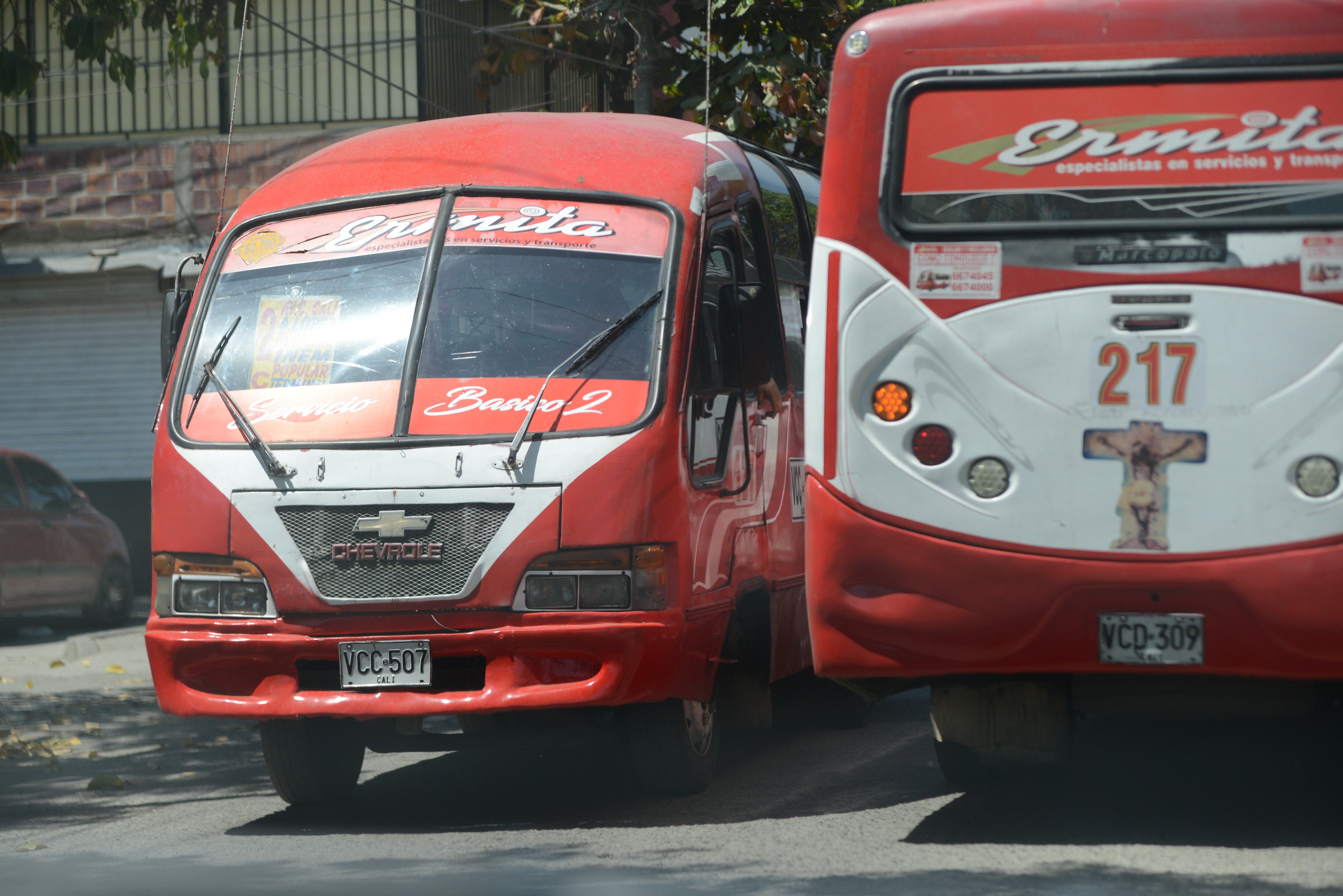 Cali: La flota de trasporte de servicio público que ciertas rutas del oriente de la ciudad, presentan muchos años de servicio y que en su mayoría no cumplen con las normas de seguridad generando accidentes en las vías. foto José L Guzmán.