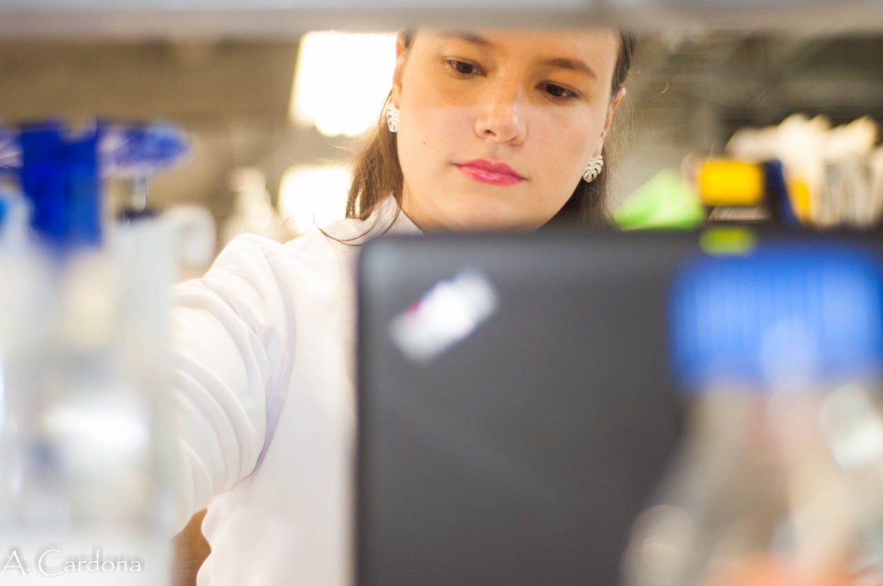 Natalia Restrepo Escobar es ingeniera biológica, con maestría y doctorado en biotecnología de la Universidad Nacional de Colombia sede Medellín.