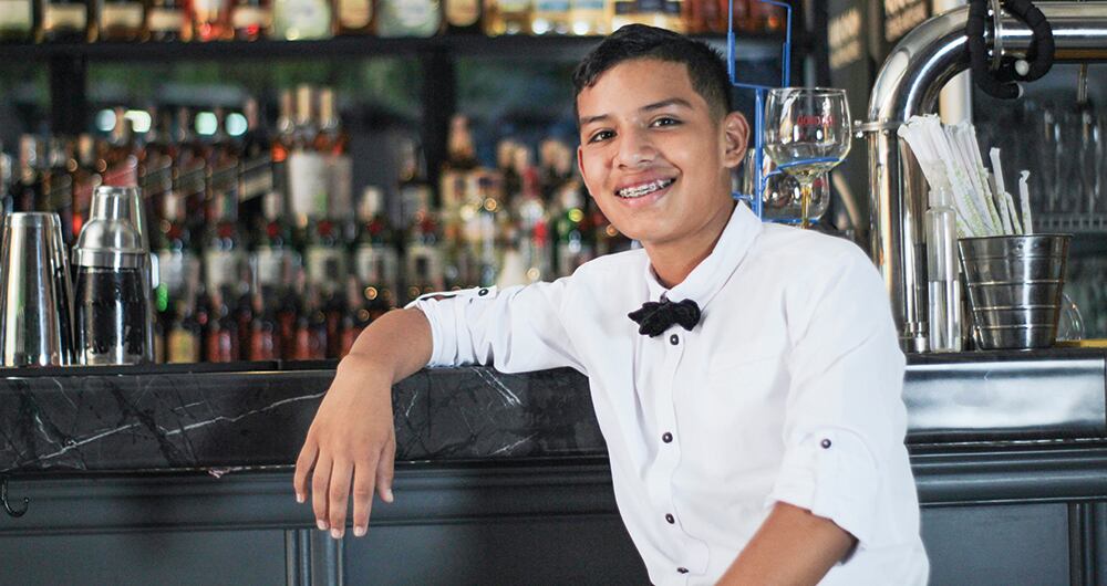 Pastor Junior nació en Cúcuta hace 15 años y canta con extraordinario parecido a su padre, quien lo procreó con más de 60 años. 