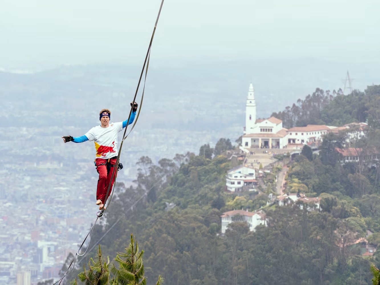 Jaan Roose desafió a la naturaleza al cruzar dos cerros de Bogotá en una cuerda floja de 1.5 km de longitud