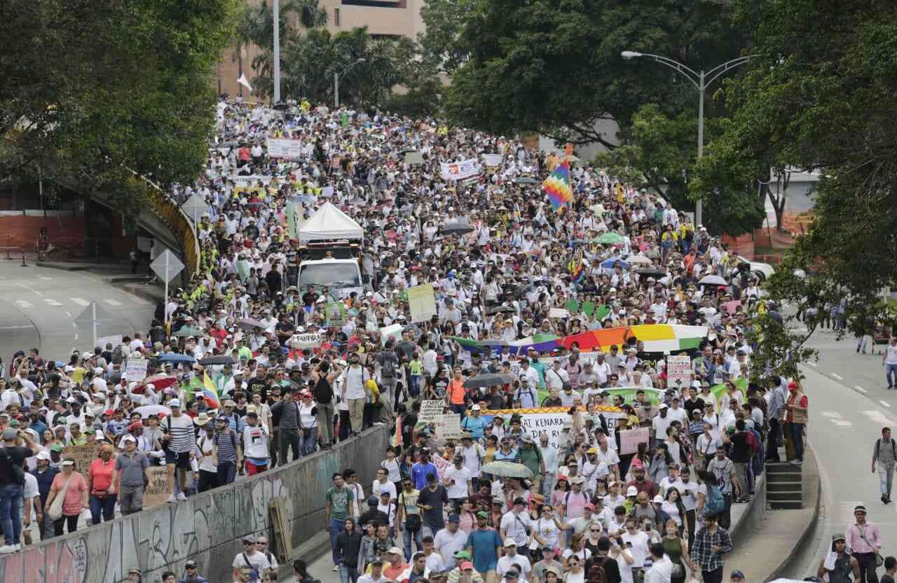 En Medellín, la manifestacióm ha sido pacífica y diversa, hasta las barras bravas de Medellín y Nacional se encontraron para pedir cambios profundos en el gobierno. Foto: Julián Roldán / Medellín.