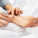 La falta de hidratación en los pies puede ocasionar complicaciones de salud.