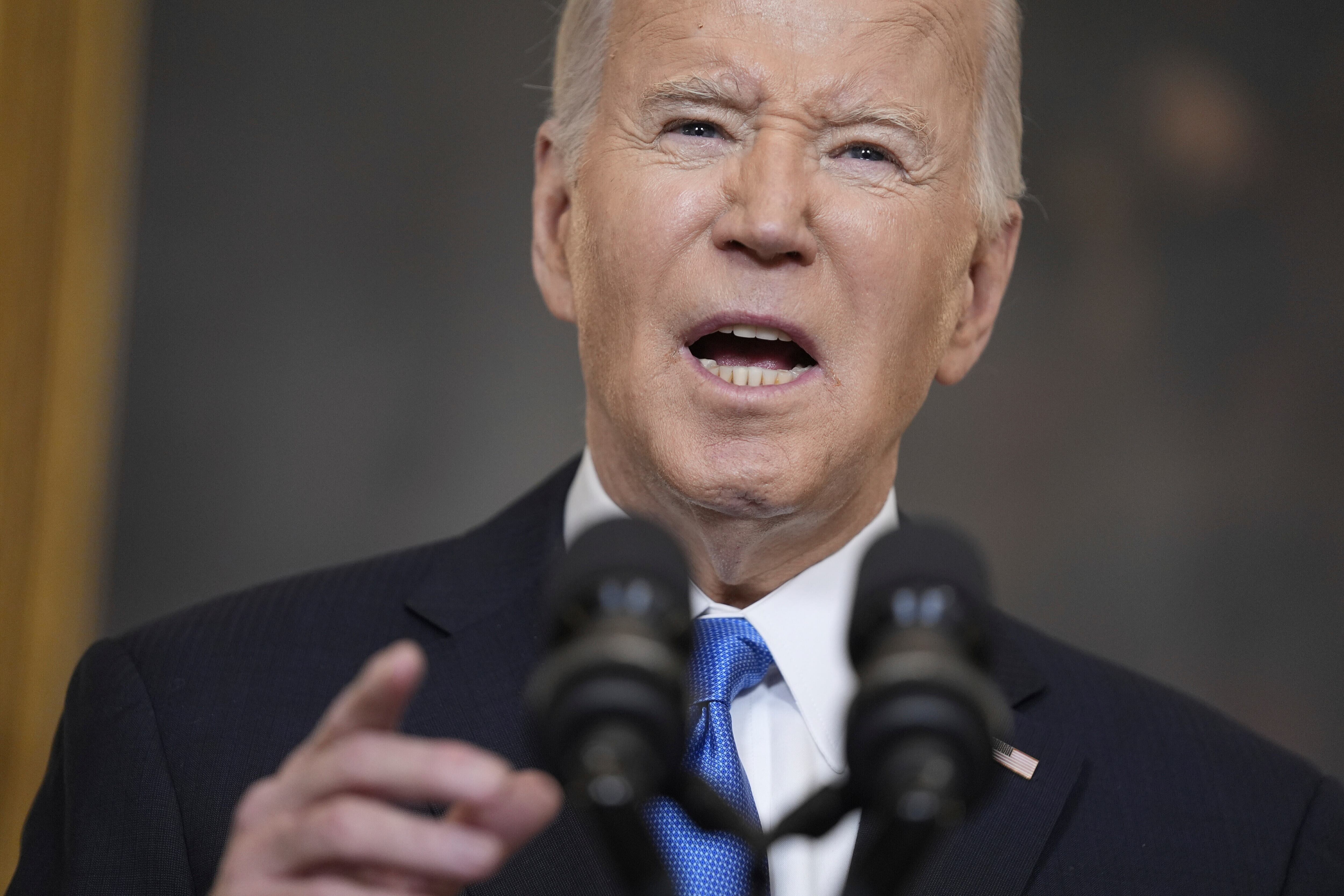El presidente estadounidense Joe Biden hace declaraciones sobre el paquete de ayuda a Ucrania e Israel que se debate en el Congreso, el martes 13 de febrero de 2024, en la Casa Blanca, Washington.