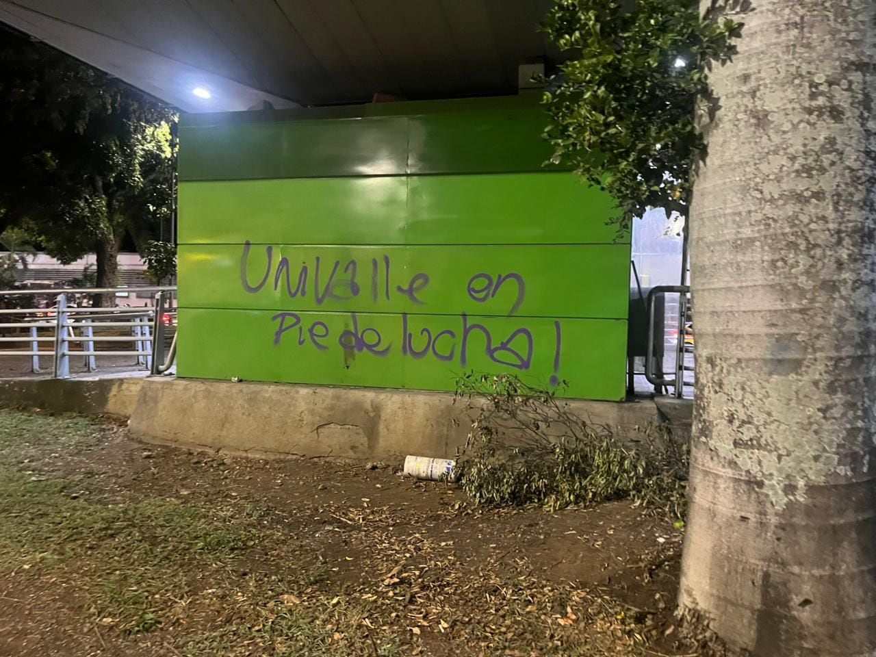 Encapuchados vandalizan estaciones del mío a lo largo de la calle quinta durante marcha de antorchas de univalle