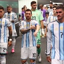 La salida de los jugadores de la selección Argentina, al campo de juego, para la final con España.