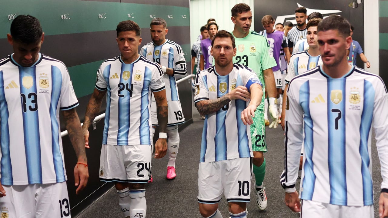 La salida de los jugadores de la selección Argentina, al campo de juego, para la final con España.