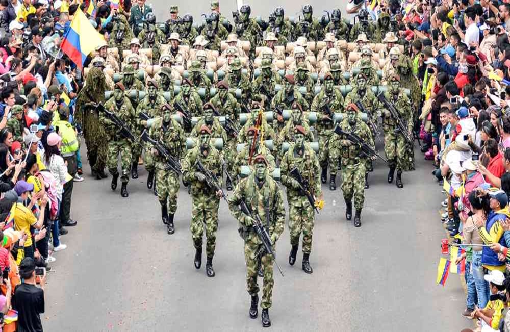 Cerca de 5.000 uniformados de la polícia cuidaron a los asistentes antes, durante y después del desfile.