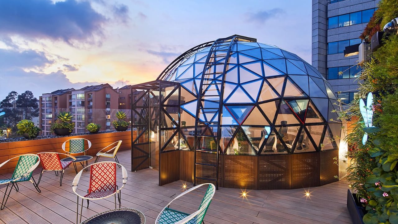 El Domo i es un centro de innovación del Grupo Bolívar ubicado en el sector de El Salitre, en Bogotá, que sirve como un espacio de incubación para nuevas iniciativas.