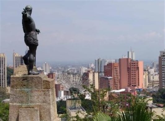 El toque de queda funciona entre las 11 de la noche y las 5 de la madrugada de cada día, mientras que la ley seca comienza una hora antes (a las 10 de la noche) y también va hasta las 5.