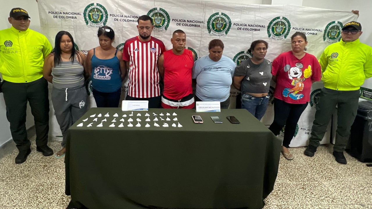 Algunos integrantes de Los Pepes capturados en medio de una operación de la Policía.