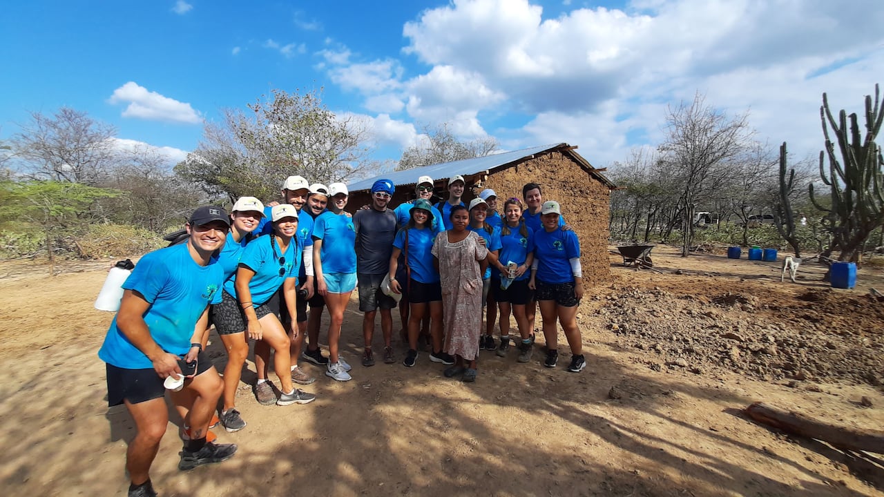Más de 20 voluntarios han participado en iniciativas para brindar acceso a agua segura, tecnología y espacios educativos dignos.