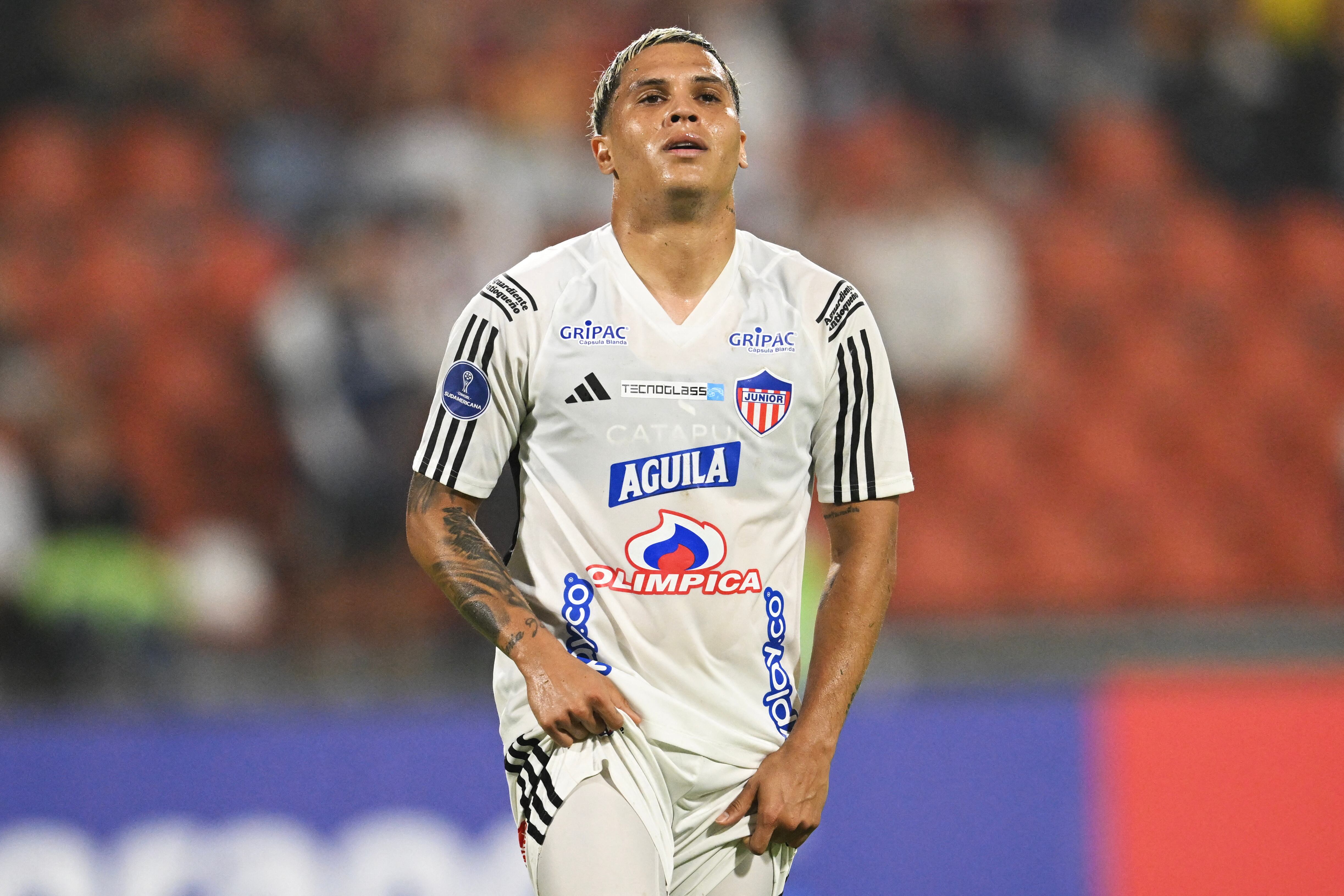 Juan Fernando Quintero lamentándose tras la eliminación de Junior.