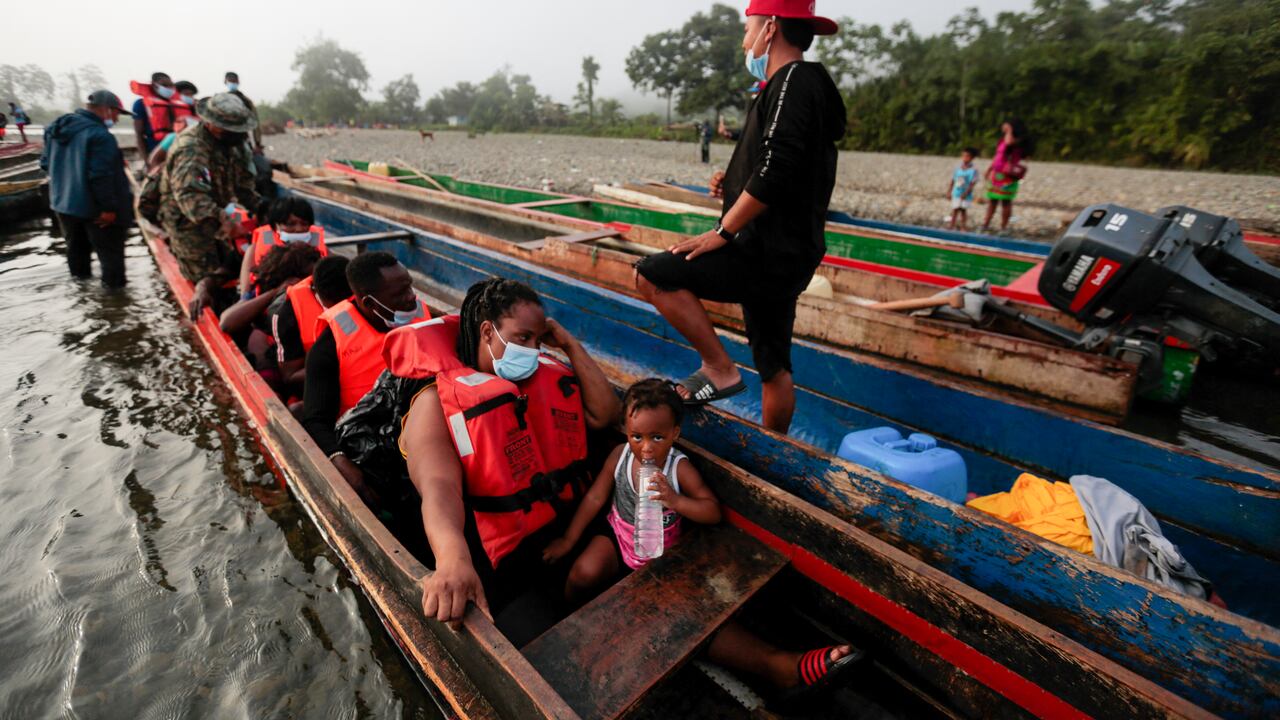 Migrantes esperan ser transportados desde el poblado de Bajo Chiquito hasta la Estación de Recepción de Migrantes en Lajas Blancas, Provincia de Darién, en Panamá el 23 de agosto de 2021. - Migrantes de Haití y otros países arriban a territorio panameño, luego de caminar durante cinco días en la Brecha del Darién . Panamá y Colombia llegaron a un acuerdo para controlar la avalancha de migrantes que cruzan la frontera común hacia Estados Unidos. (Foto de ROGELIO FIGUEROA / AFP)