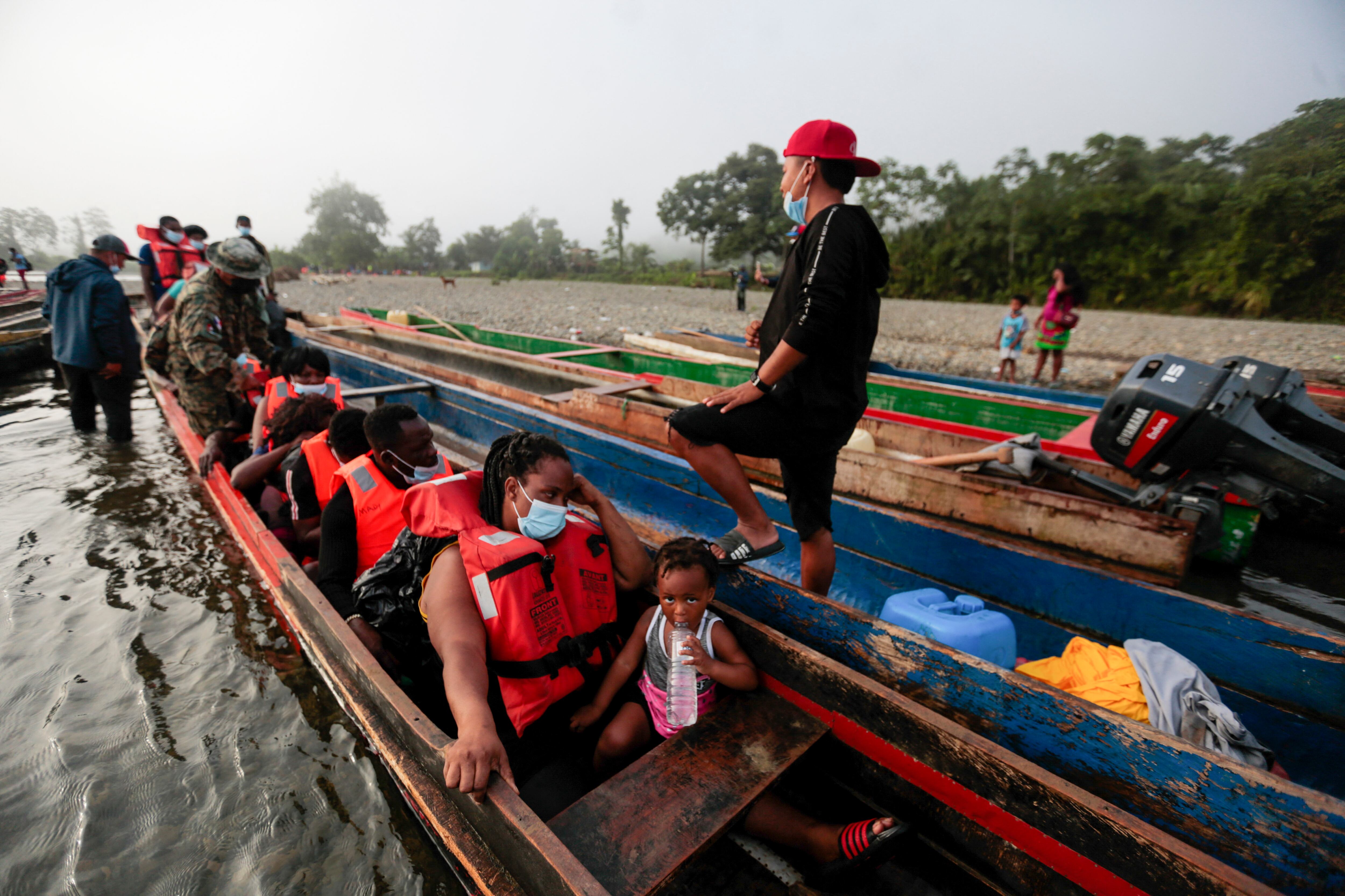 Migrantes esperan ser transportados desde el poblado de Bajo Chiquito hasta la Estación de Recepción de Migrantes en Lajas Blancas, Provincia de Darién, en Panamá el 23 de agosto de 2021. - Migrantes de Haití y otros países arriban a territorio panameño, luego de caminar durante cinco días en la Brecha del Darién . Panamá y Colombia llegaron a un acuerdo para controlar la avalancha de migrantes que cruzan la frontera común hacia Estados Unidos. (Foto de ROGELIO FIGUEROA / AFP)