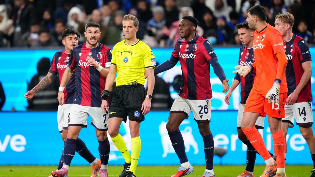 Jhon Lucumí con Bolonia, ante Inter, en la semifinal de la Supercopa de Italia.