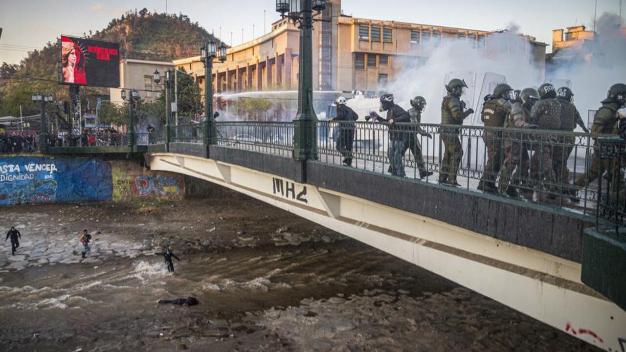 Un policía es sindicado de haber empujado a un joven al río Mapocho durante una manifestación.