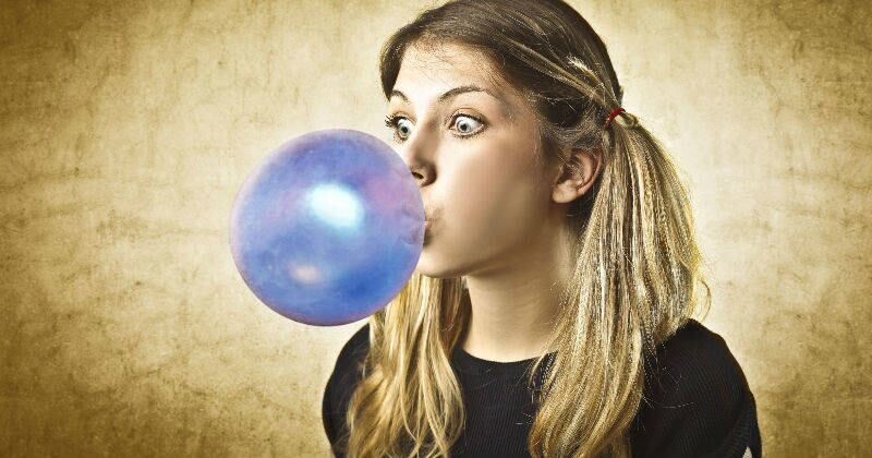 Mascar chicle pueden causar gases.