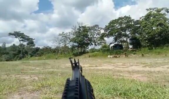 Fuertes ráfagas de disparos alertaron a las tropas de la base.