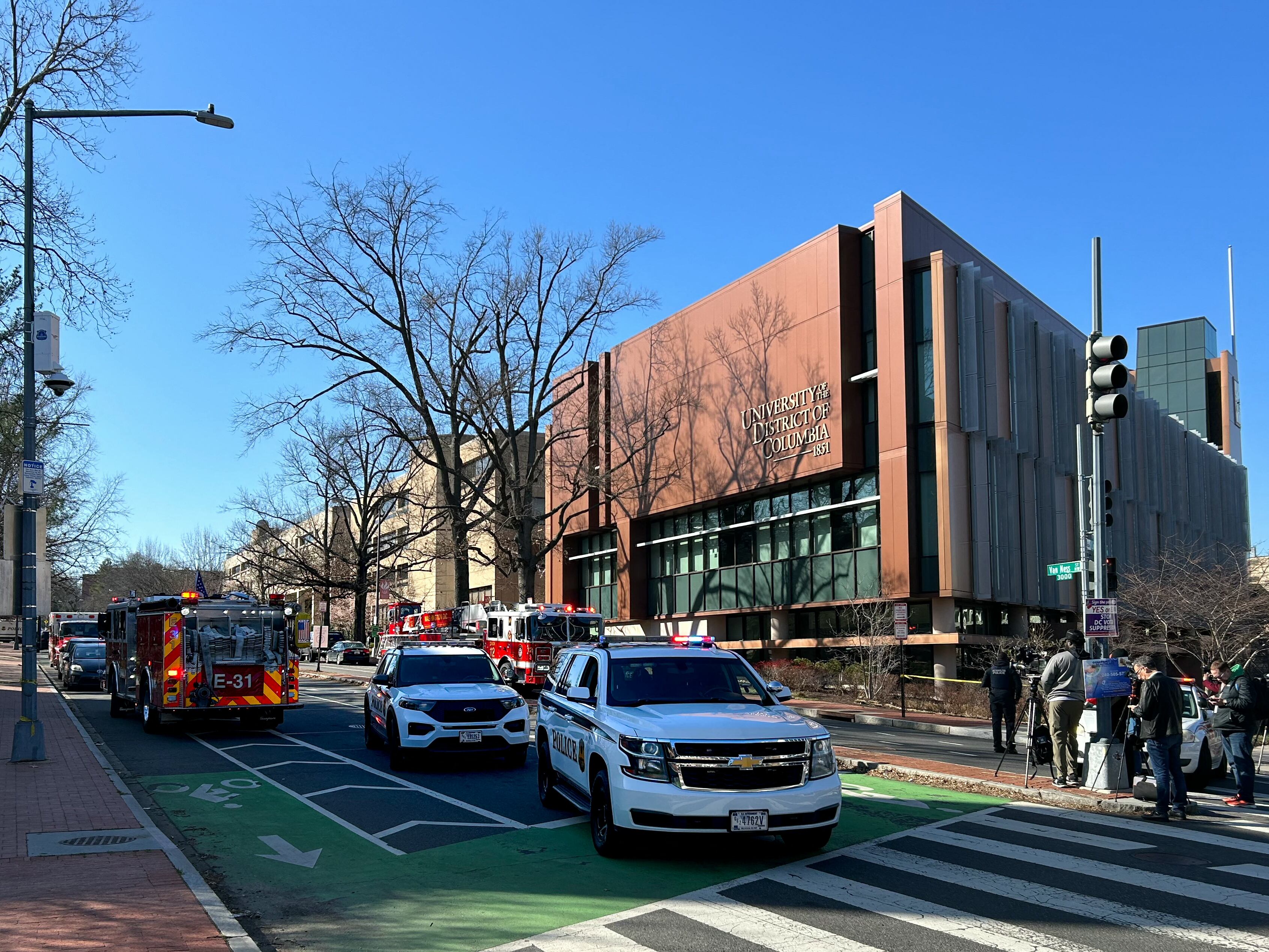 Hombre se prende en llamas frente a la embajada de Israel en Washington