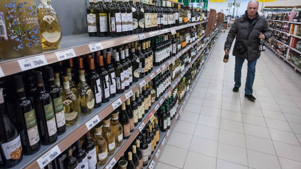 Ley 88 de 1923, que prohíbe la venta de las bebidas alcohólicas a los menores de edad e impone sanciones a quienes comercialicen todo tipo de trago a los enajenados, ebrios o a personas que usualmente abusan del alcohol y que se afectan notoriamente con su consumo. Si se cumpliera esta ley, bajaría sustancialmente el nivel de alcoholismo entre los adolescentes. Foto: 123RF / Igor Akimov