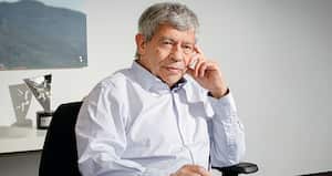 El académico Jorge Iván González acompañó a Gustavo Petro al comienzo de su mandato. “Él no se arrepiente de habernos sacado, pero los nuevos ministros no le están respondiendo”.