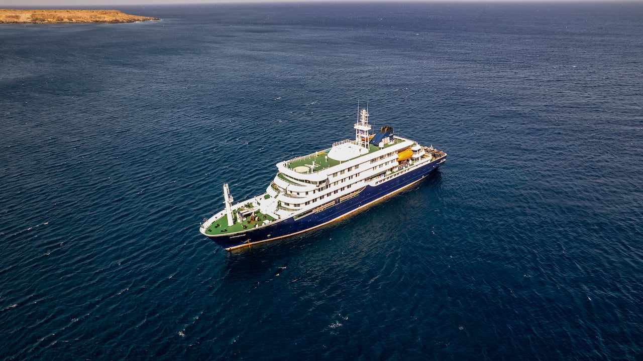 Se han implementado estrictas medidas de precaución, incluyendo el aislamiento, en el crucero anclado frente a las costas de Cabo Verde, donde se sospecha que un brote de hantavirus ha causado la muerte de tres personas, según informó la compañía operadora el 4 de mayo de 2026.