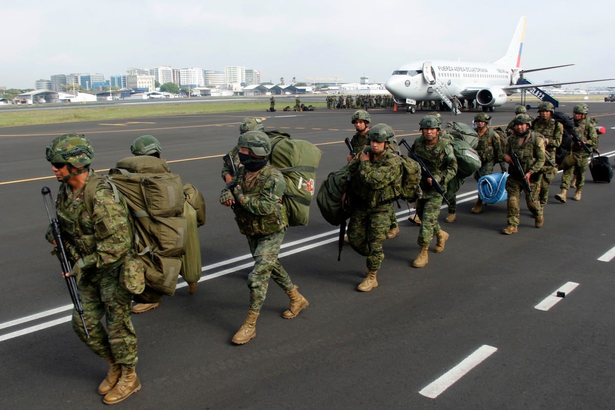 Soldados ecuatorianos caminan a su llegada a la Base Aérea Simón Bolívar en Guayaquil, Ecuador.