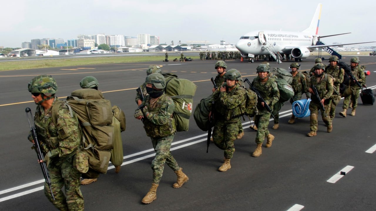 Soldados ecuatorianos caminan a su llegada a la Base Aérea Simón Bolívar en Guayaquil, Ecuador.