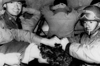 Nunca se sabrá con certeza cuántos muertos hubo en la masacre, algunos calculan un número cercano a 300. Hubo casi 2.000 detenidos